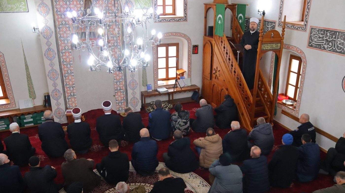 Muftija Dizdarević održao hutbu u Gazi Ferhad-begovoj džamiji u Tešnju