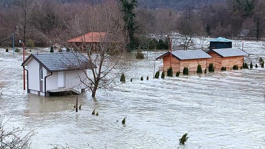 U Bihaću poplavljeno više naselja, širom Krajine aktivirana brojna klizišta