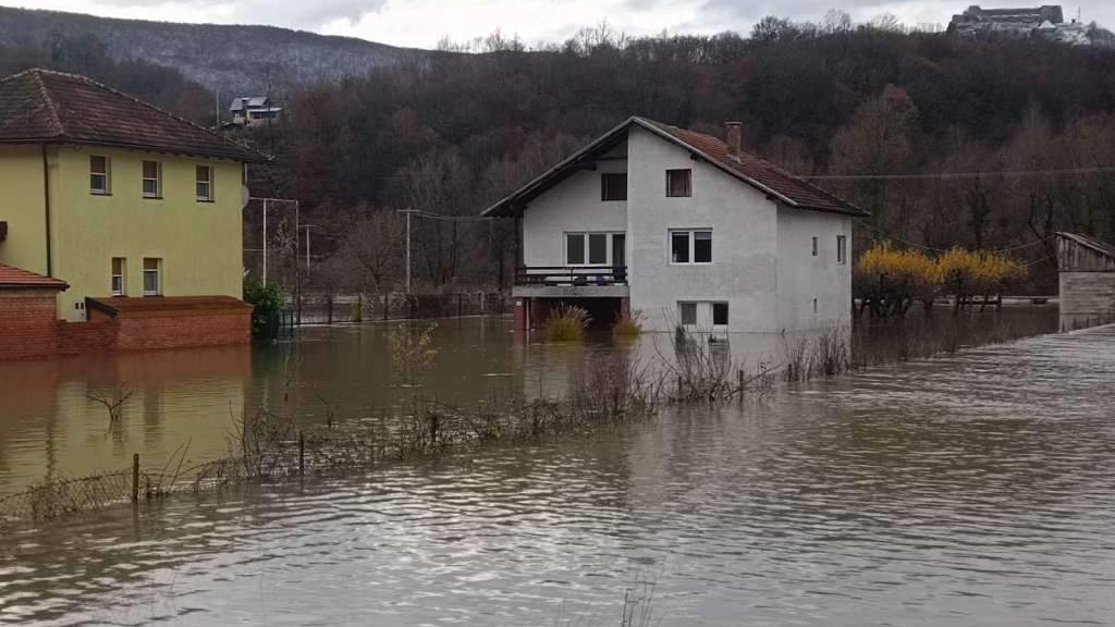 Voda iz poplavljenih područja Unsko-sanskog kantona polako se povlači, šteta ogromna