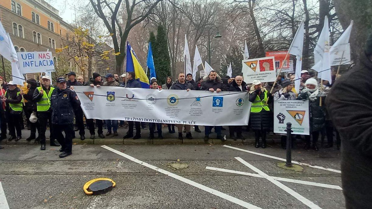 Protesti radnika ispred zgrade Vlade KS