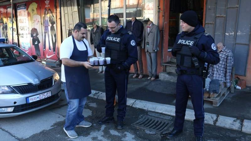 Vlasnik prodavnice donera u Bošnjačkoj mahali dijeli hranu kosovskim policajcima