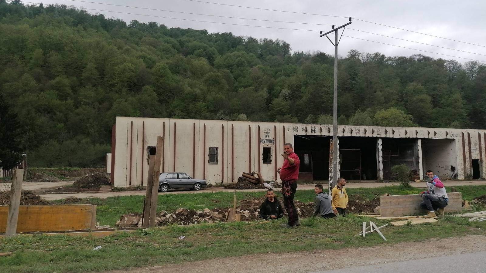 Radovi na poljoprivrednom magacinu u Kravici privode se kraju, porodice ogorčene što nisu zaustavljeni 