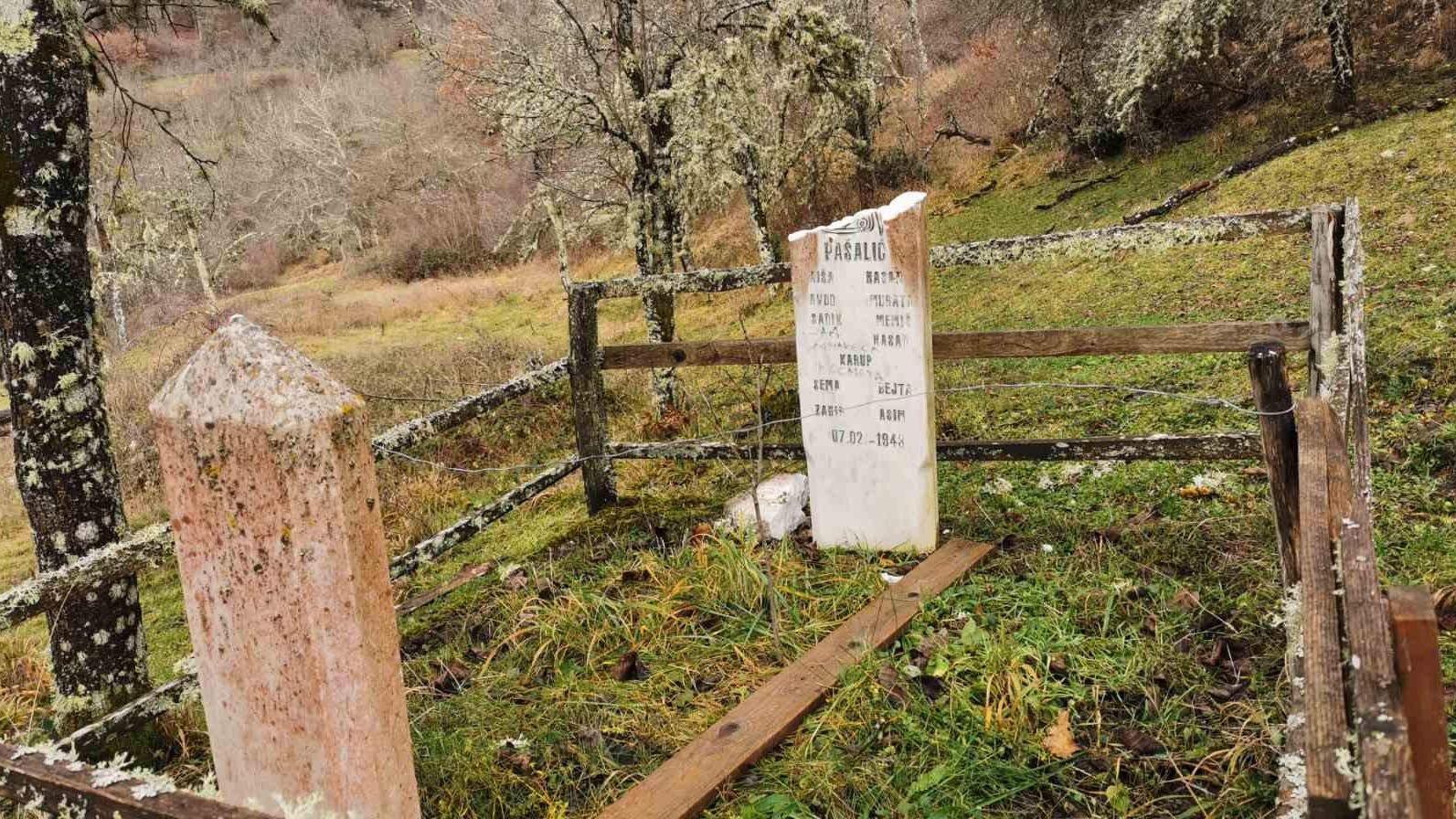 Foča: Razbijen zajednički nišan bošnjačkih žrtava i ostavljena poruka 