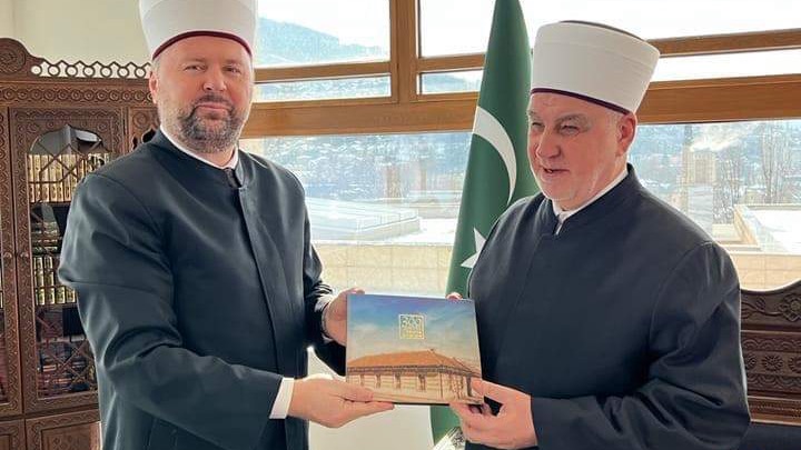 Muftija zenički reisul-ulemi uručio prvi primjerak Monografije "300 godina Zeničke medrese"