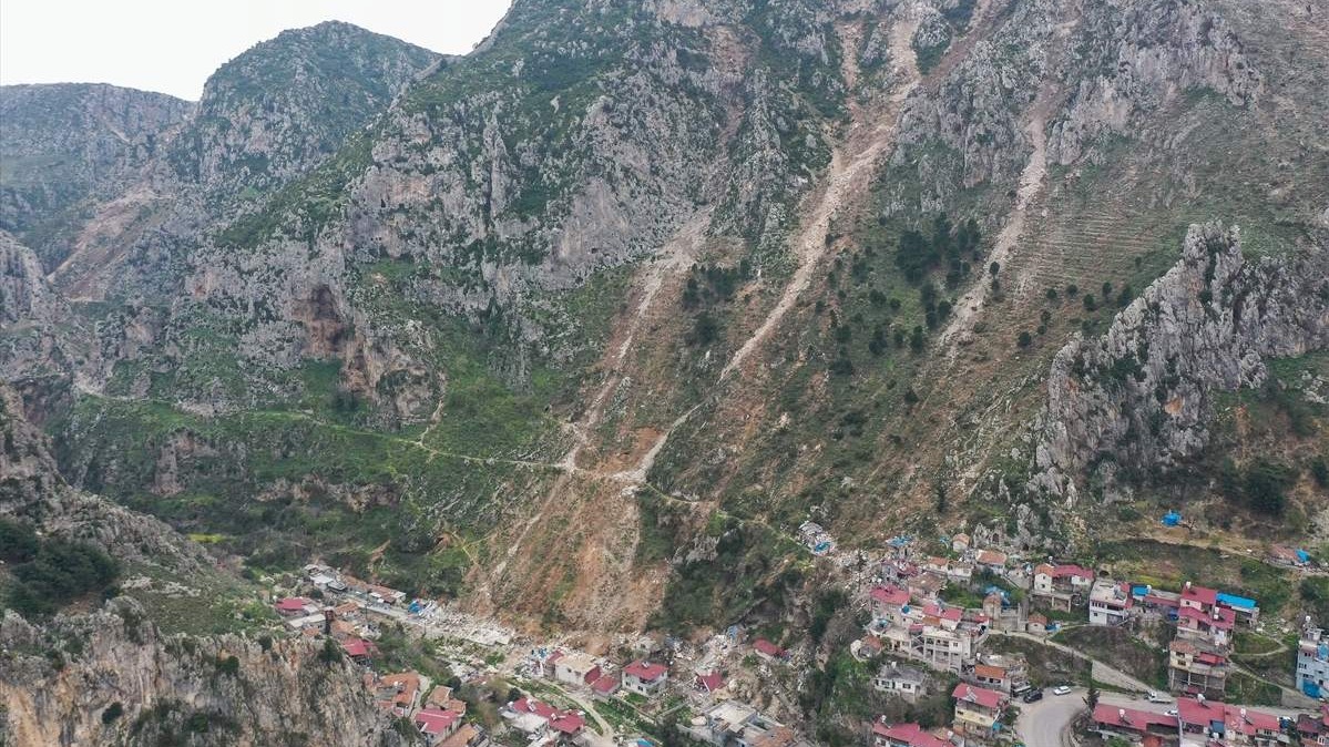 Kuće "preživjele" zemljotres na udaru ogromnih stijena