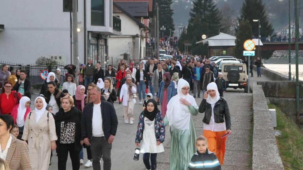 Ramazanski vozić u Goraždu okupio stotine mališana i roditelja