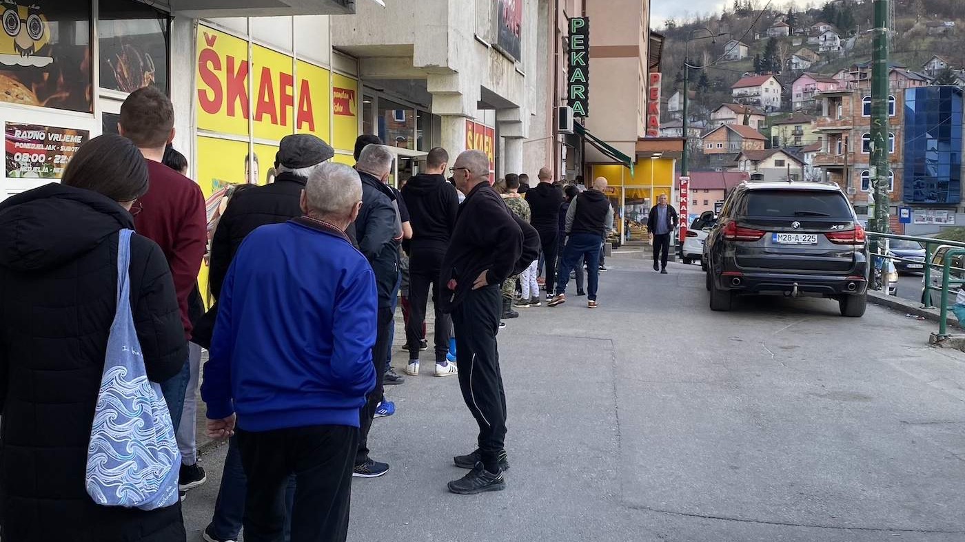 Veliki redovi postača ispred sarajevskih pekara