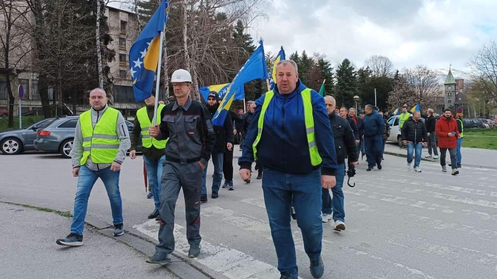 Oko 1.000 rudara uputilo se prema Gradskoj upravi Grada Zenica, očekuju susret s Kasumovićem