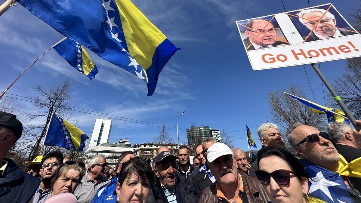 Protesti ispred OHR-a: Zatražena ostavka visokog predstavnika Christiana Schmidta