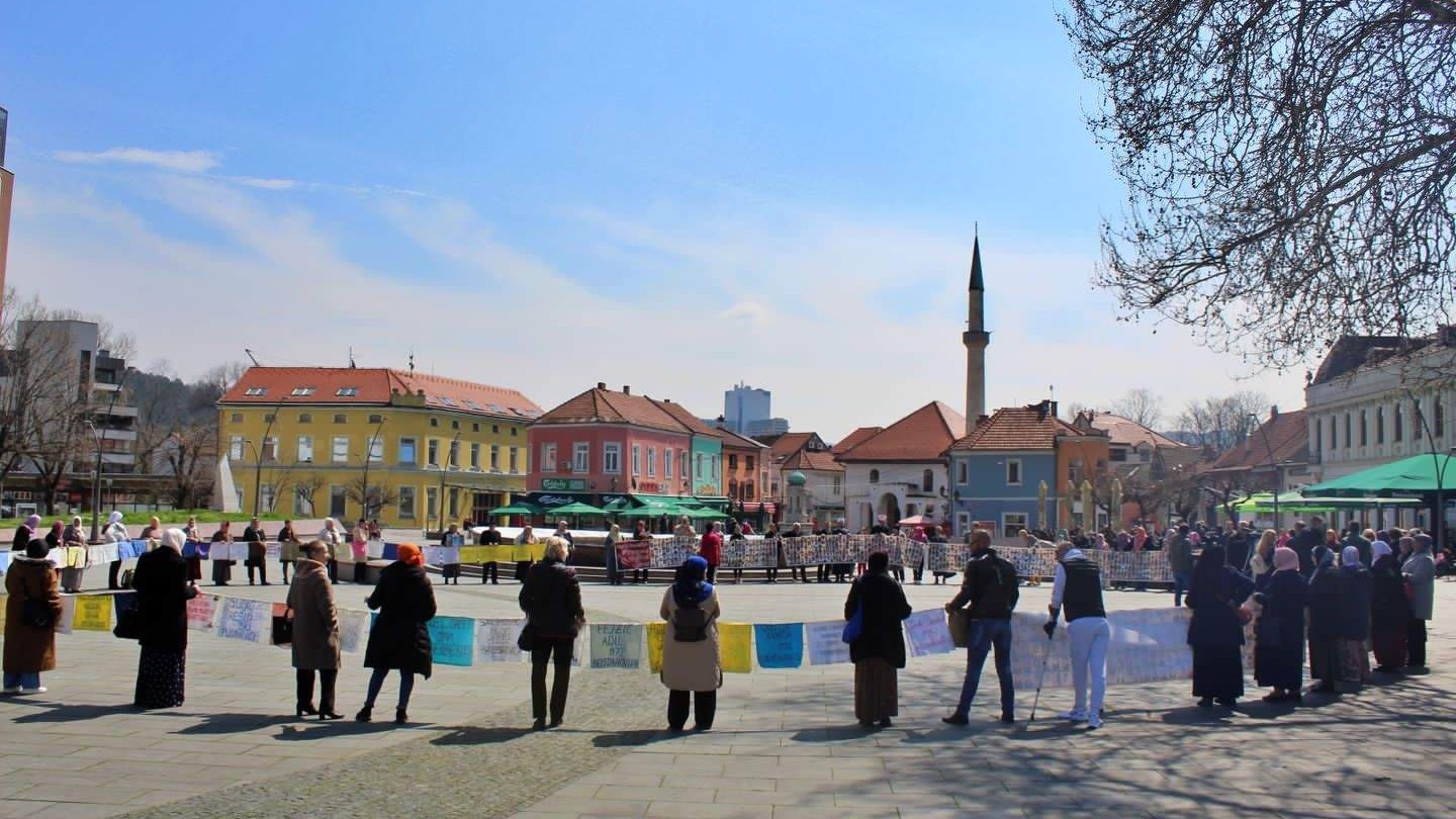 Mirni skup u Tuzli: Majke i žene Srebrenice i Podrinja poručile da holandski vojnici nisu poželjni u BiH