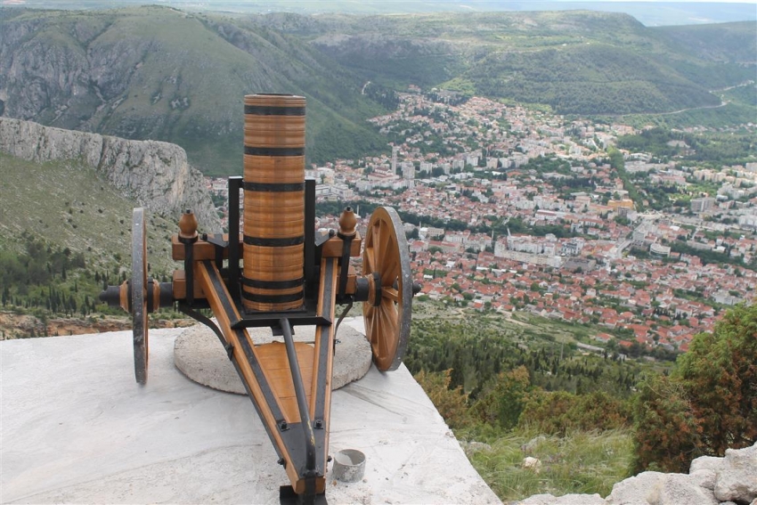 Gradonačelnik Sarajeva poklonio ramazanski top Medžlisu IZ-e Mostar