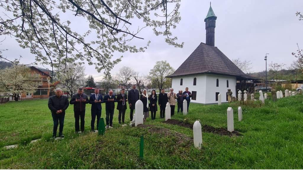 Polaganjem cvijeća i odavanjem počasti nastavljeno obilježavanje Dana ARBiH u TK