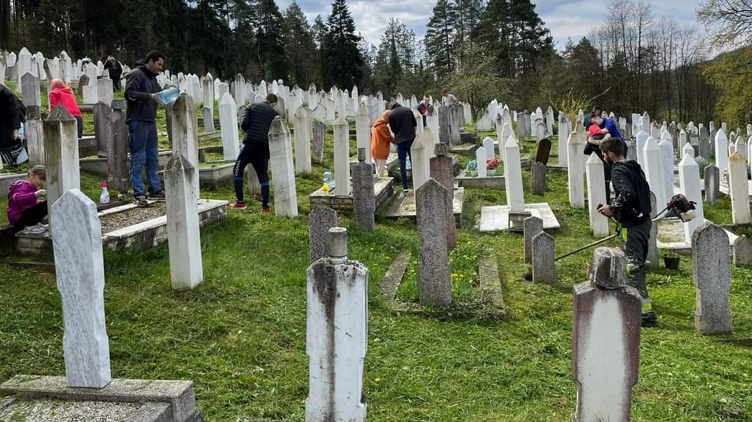 Maglaj: Povodom Dana armije uređeno Šehidsko mezarje 