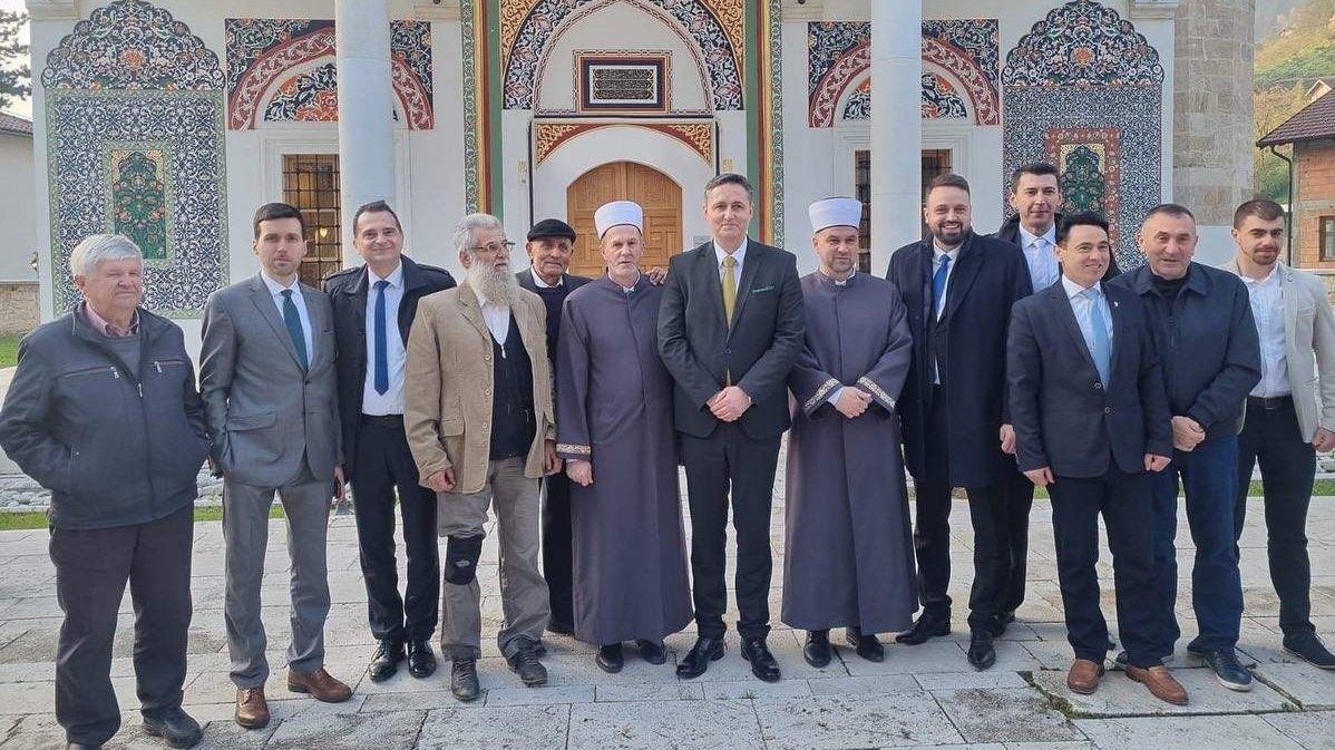 Denis Bećirović klanjao bajram-namaz u Aladža džamiji: Podrška povratnicima