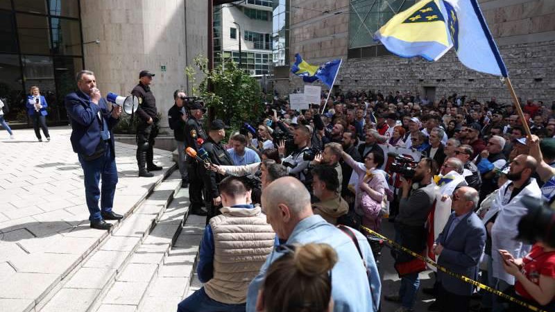 Počela vanredna sjednica Predstavničkog doma, pred zgradom Parlamenta FBiH protesti