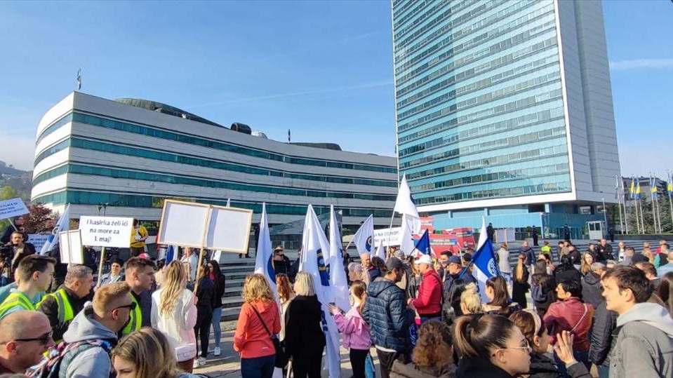 Sindikat radnika trgovine BiH prvomajsko jutro pred parlamentom: "Ili dostojanstvena plata ili red za vize"