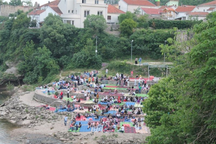 Veliki iftar ispod Starog mosta u Mostaru