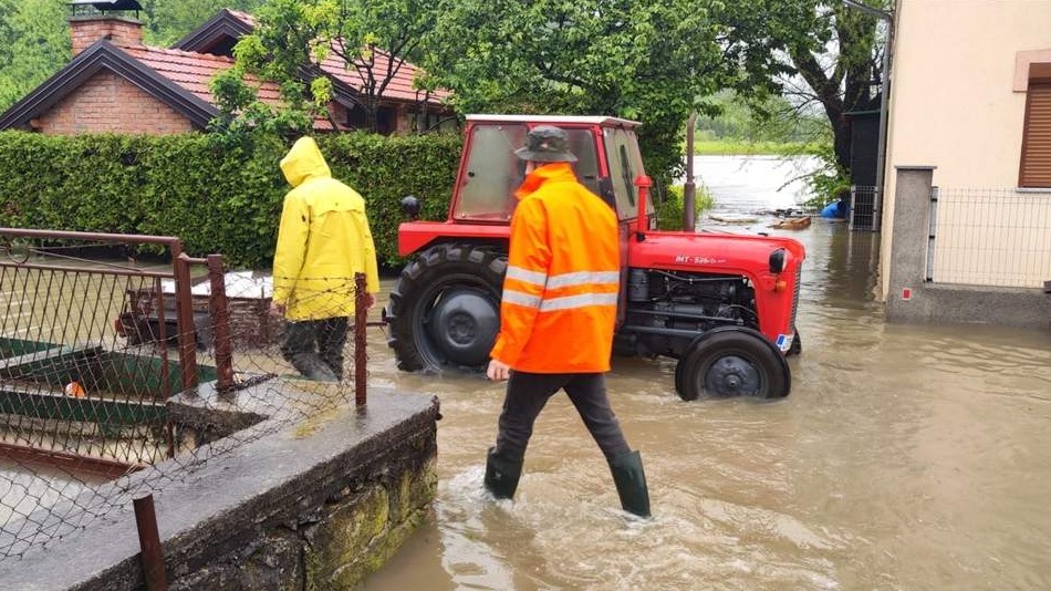 Crveni križ FBiH: Isušivači, pumpe za ispumpavanje vode, deke i hrana na putu za USK