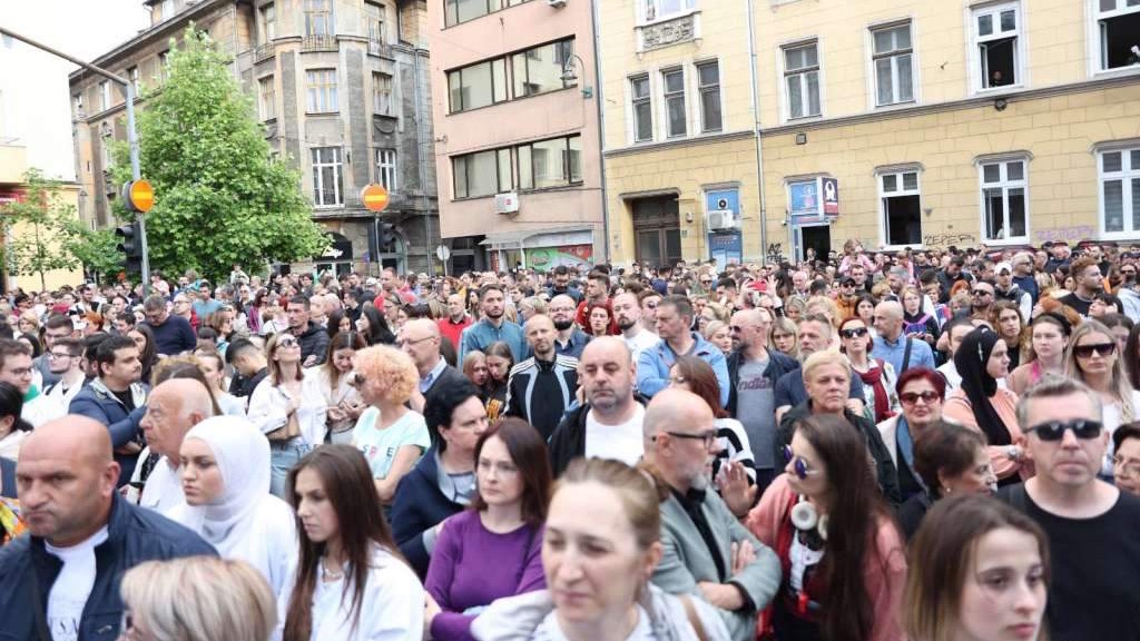 Veliki broj građana se okupio na Marijin Dvoru gdje je stradala Azra Spahić