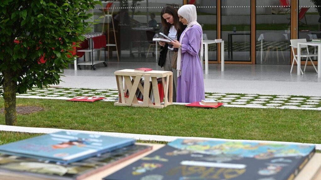 Rajski vrt Muslimanskog kulturnog centra Ljubljana nova je lokacija projekta "Biblioteka pod krošnjama"