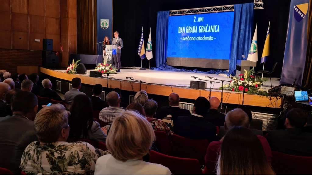 Polaganjem cvijeća i akademijom obilježen Dan Grada Gračanice