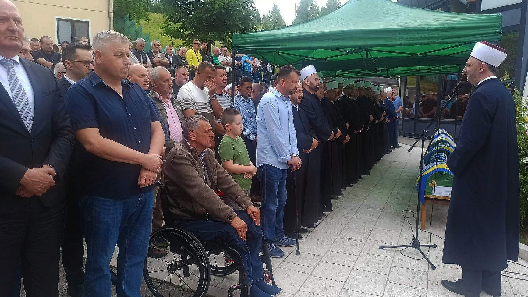 Klanjana dženaza-namaz za pet pet stanovnika Ahatovića ubijenih u masakru u Sokolinama