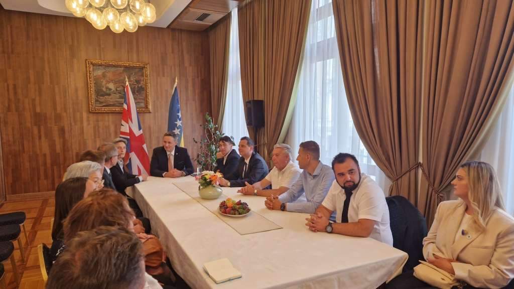 Bećirović posjetio Ambasadu BiH u Londonu i razgovarao sa predstavnicima bh. dijaspore