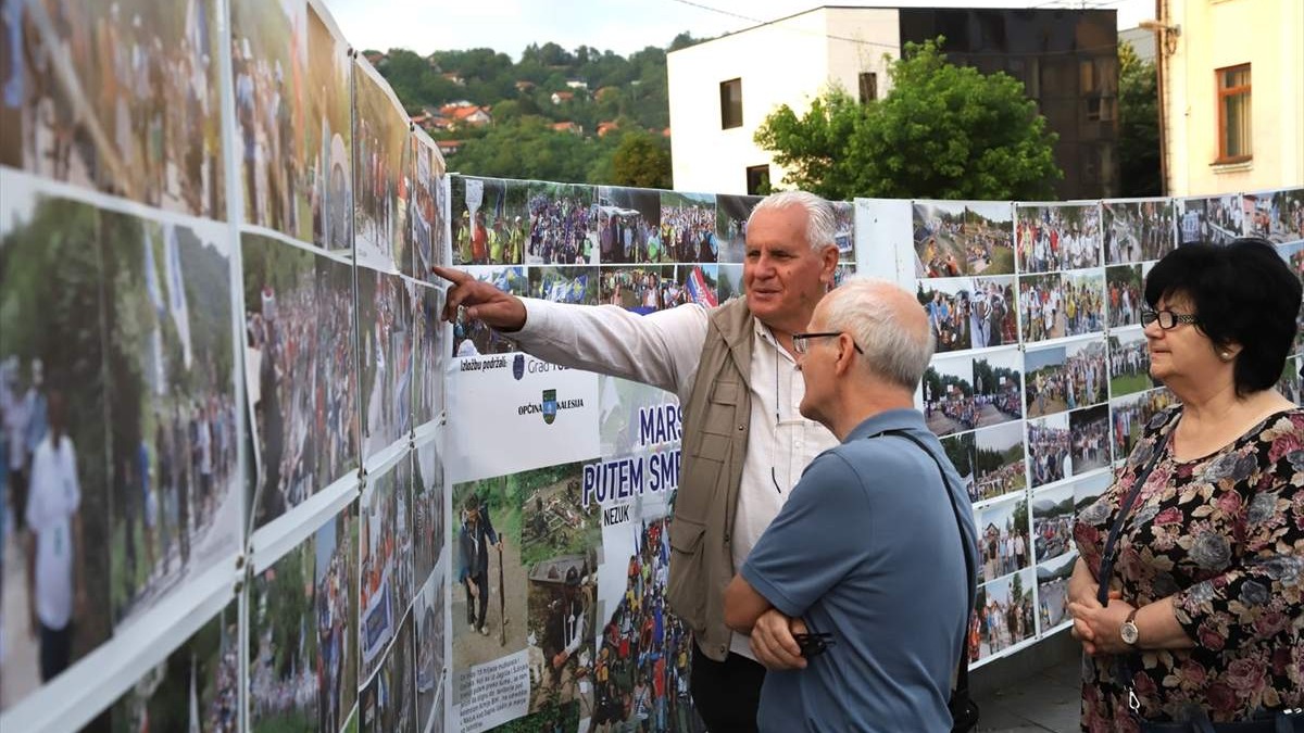 Tuzla: Otvorena izložba dokumentarnih fotografija "Marš mira – putem smrti“ autora Ahmeta Bajrića