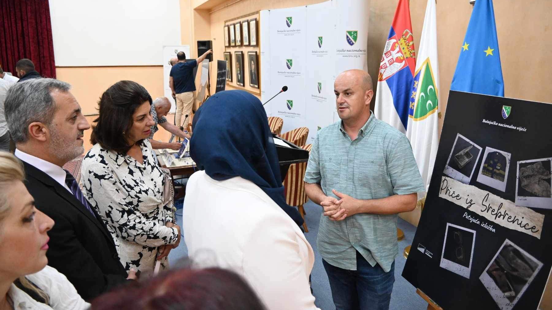 Izložba "Priče iz Srebrenice" otvorena u Novom Pazaru