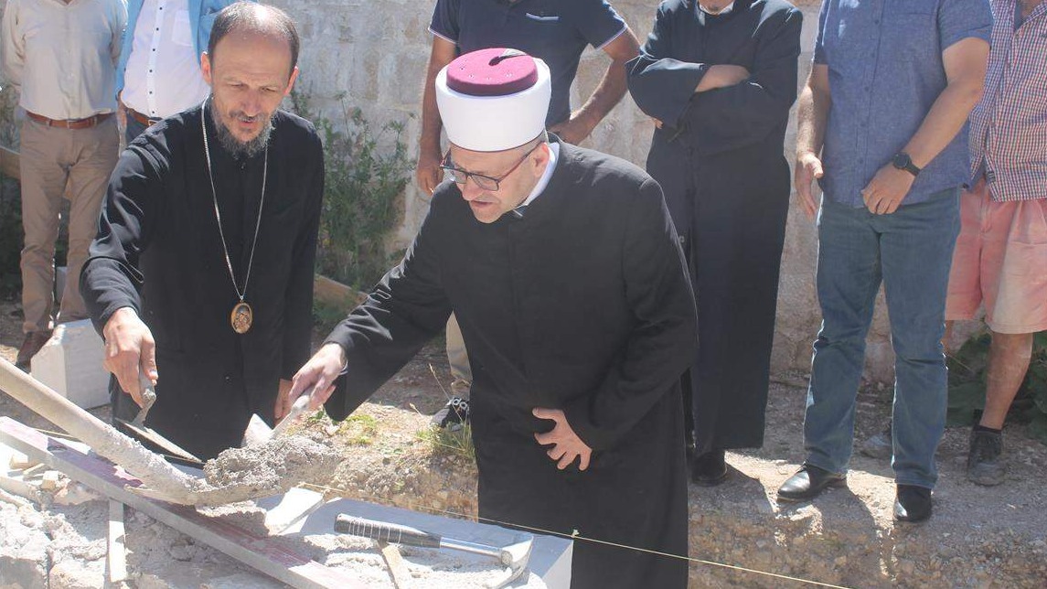 Muftija Dedović i vladika Dimtrije ugradili kamen u zid započete obnove Dugalića džamije u Nevesinju
