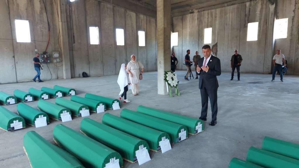 Hurtić uoči godišnjice genocida posjetio Memorijalni centar Srebrenica-Potočari