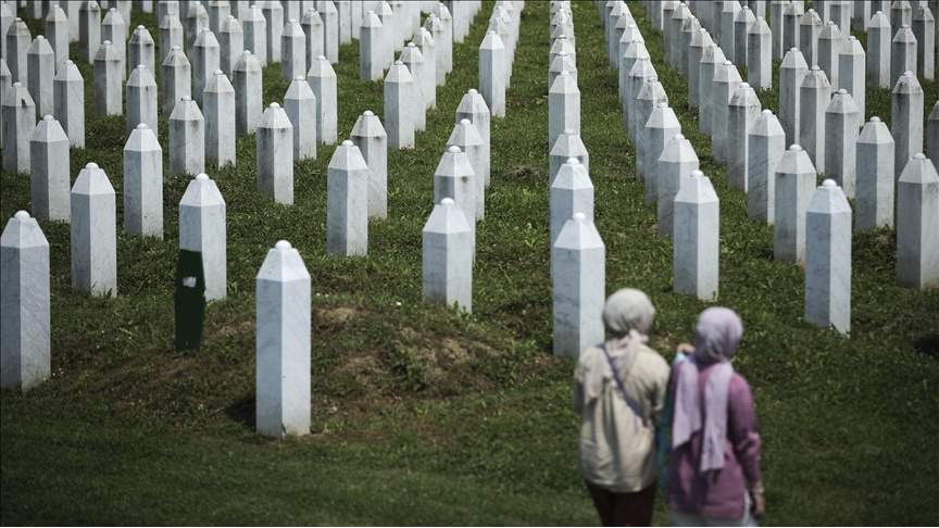 Porodice pristižu u Potočare na kolektivnu dženazu 30 žrtava genocida