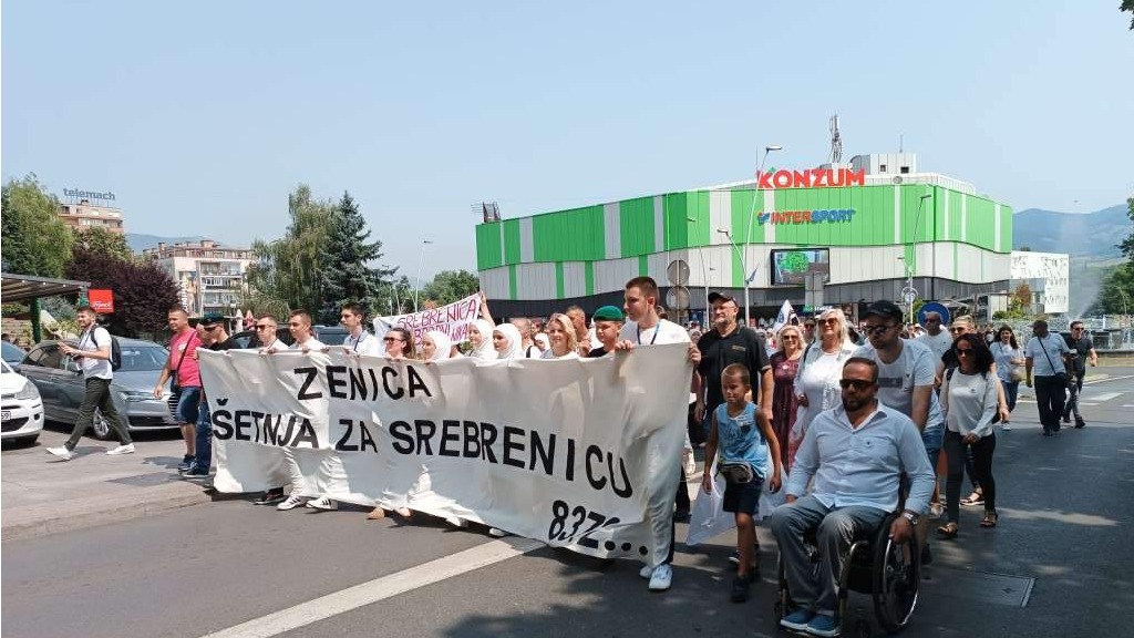 Nekoliko stotina metara duga kolona ljudi u savršenoj tišini u šetnji "Zenica za Srebrenicu"