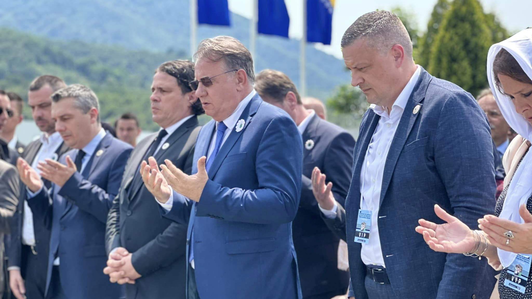 Premijer Nikšić s delegacijom Vlade Federacije BiH u Potočarima: Da se nikad više i nikome ne ponovi