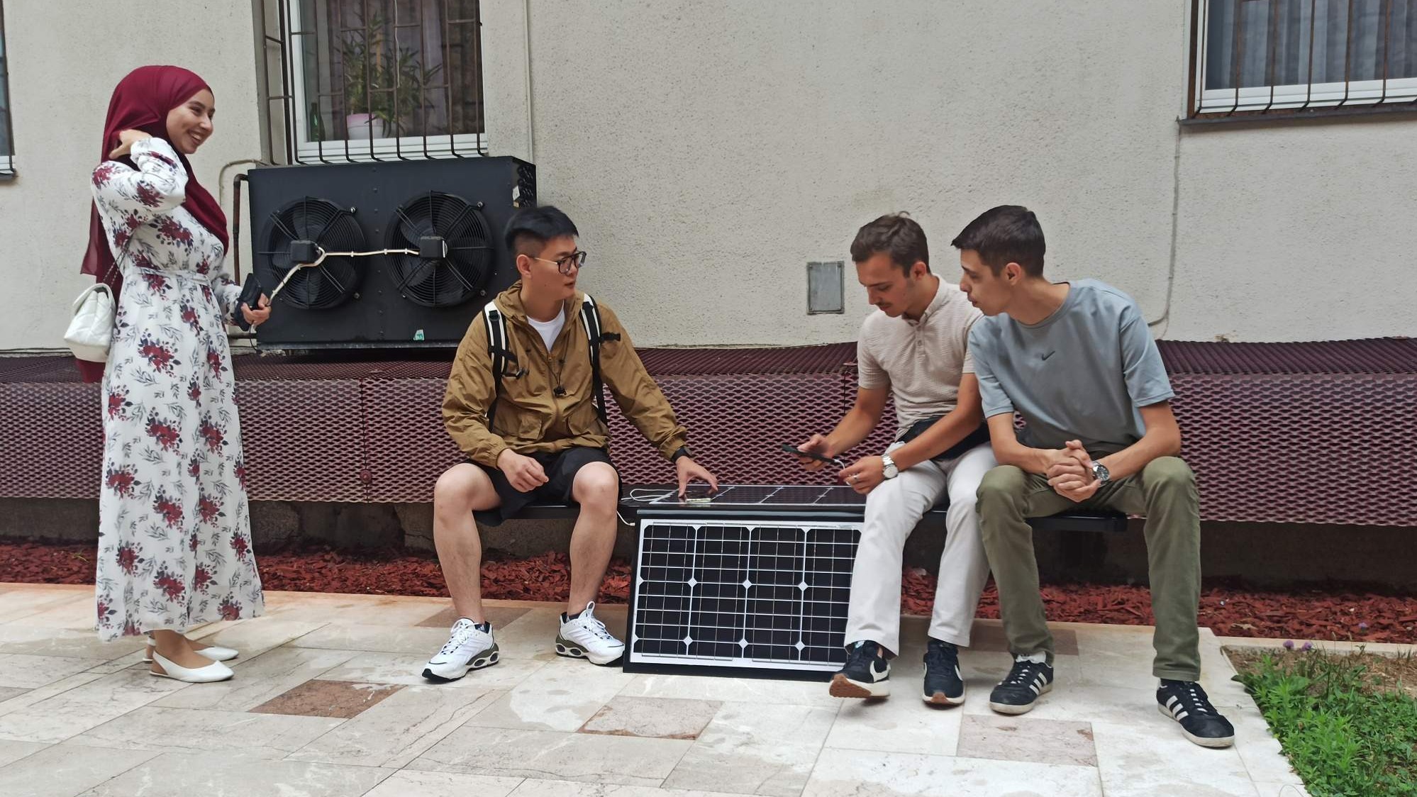 "My Green Network": U dvorištu Gazi Husrev-begove medrese postavljena solarna klupa (VIDEO)