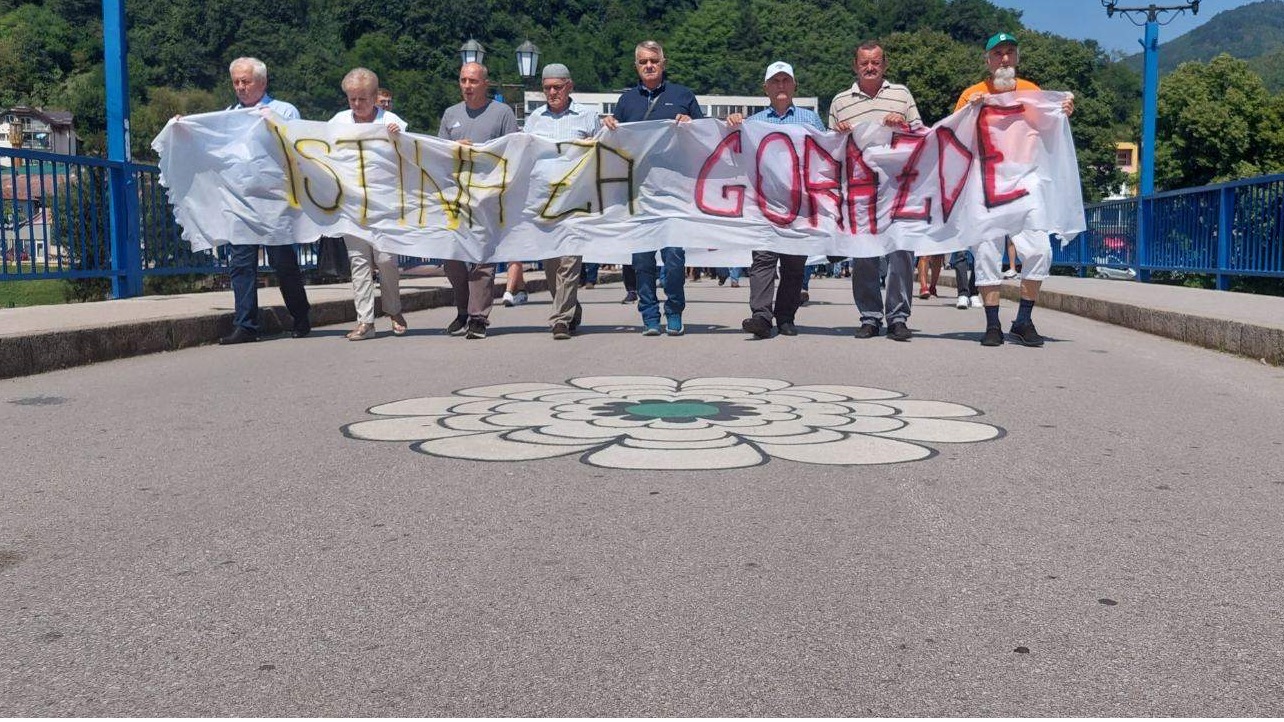 Goražde: Protestna šetnja zbog optuživanja heroja i neprocesuiranja ratnih zločina u i oko Goražda od 1992. do 1995. godine