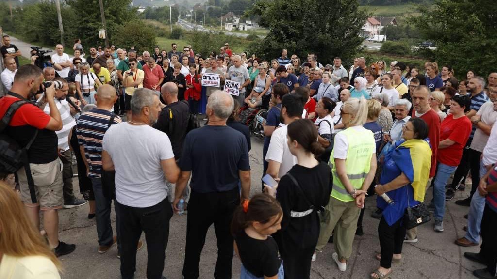 Protesti ispred Zavoda Pazarić: Građani traže bolje uslove za korisnike i zaposlenike Zavoda