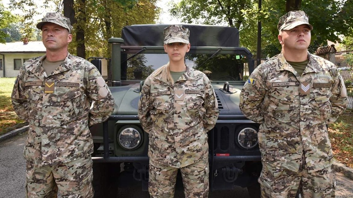 Pripadnici OS BiH zadužuju nove terenske uniforme s originalnom maskirnom šemom