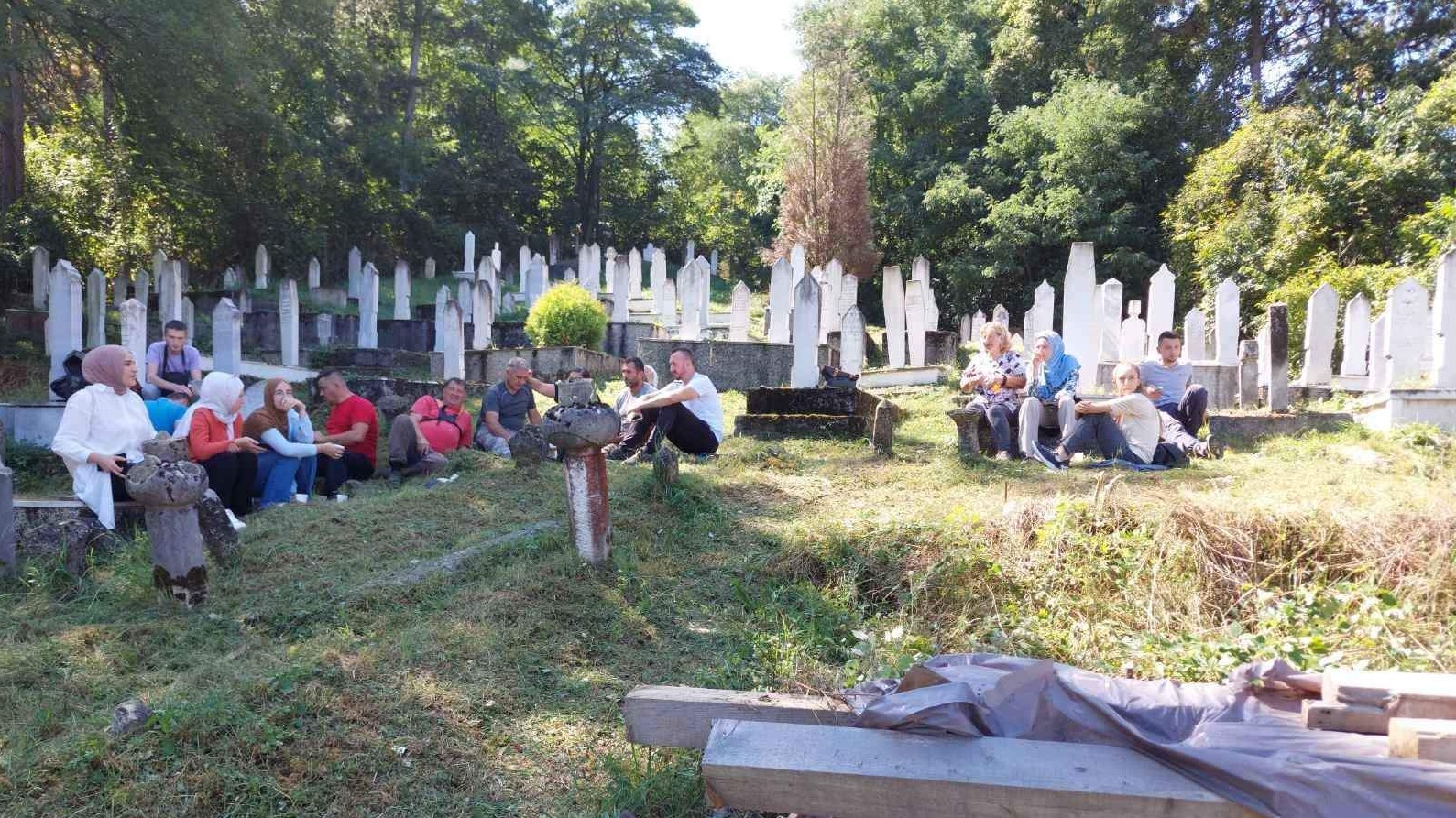 Mladi u akciji čišćenja mezarja i Nakšibendijske tekije u Foči