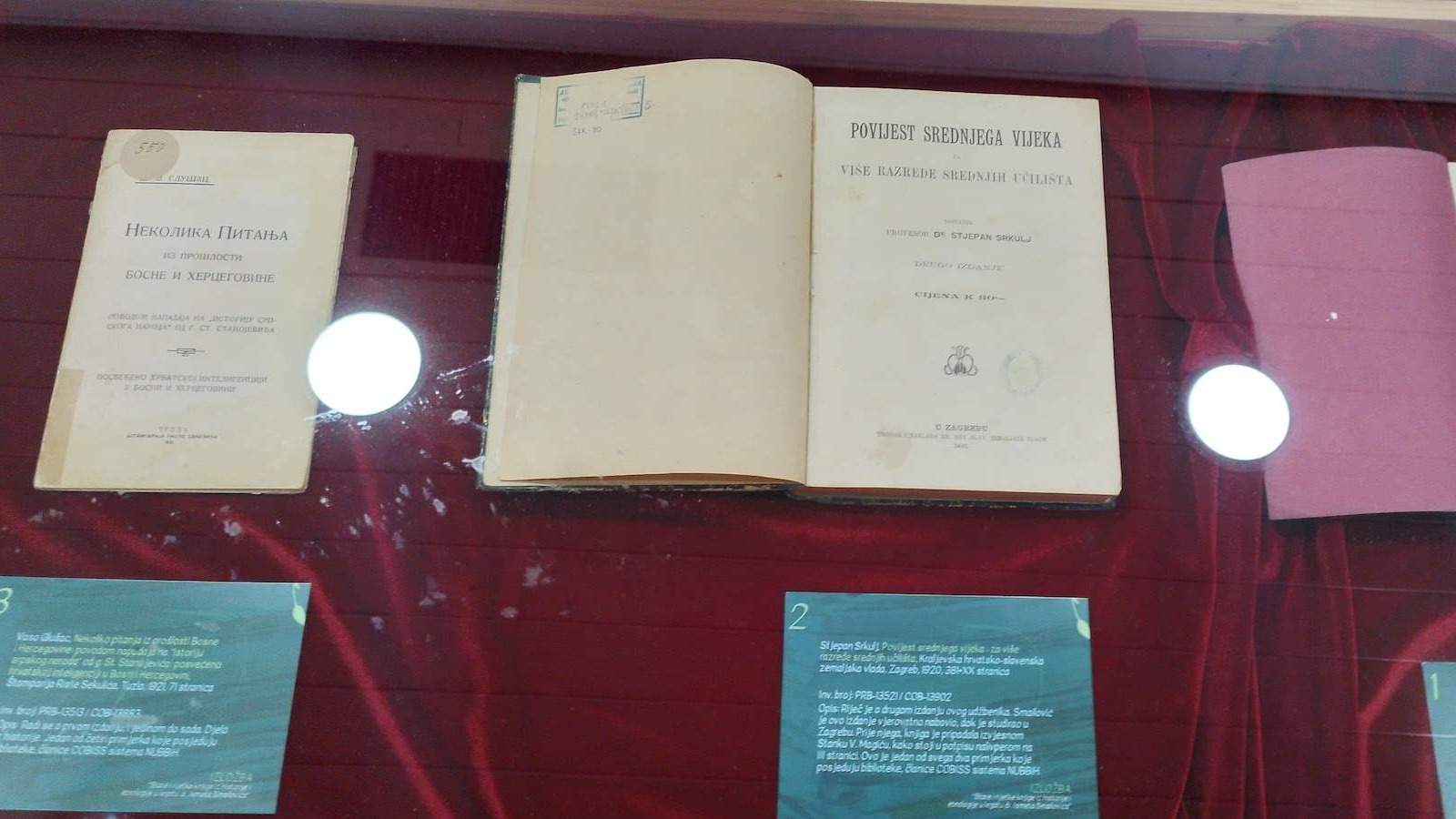 Tuzla: Otvorena izložba „Stare i rijetke knjige iz historije i etnologije u Legatu dr. Ismeta Smailovića“