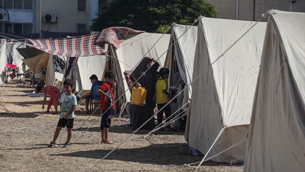 Stotine kampova postavljenih za Palestince na jugu Gaze: Igra djece u šatorskom naselju