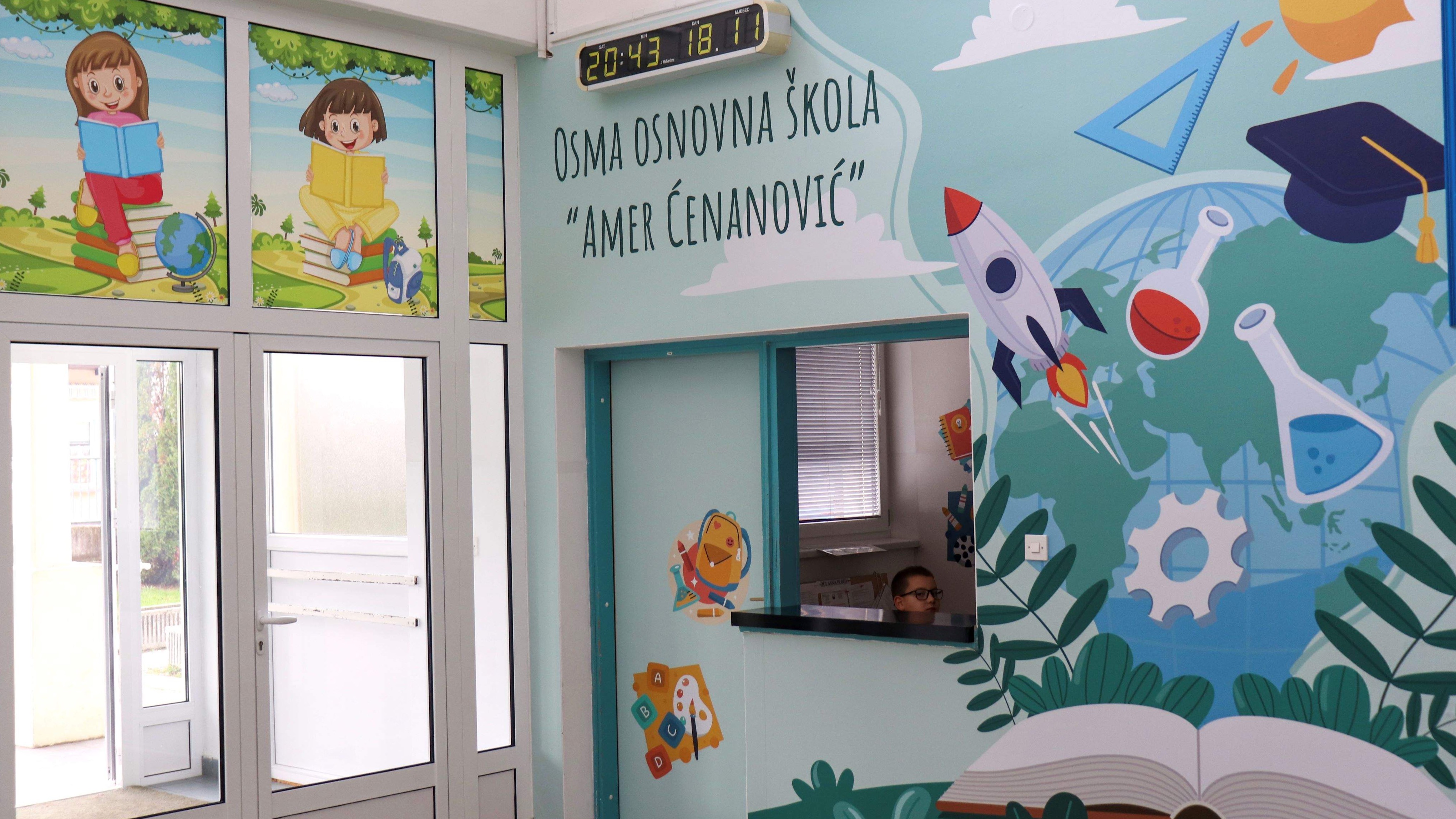 Kompanija Hoše komerc finansirala uređenje ulaza Osnovne škole «Amer Ćenanović»