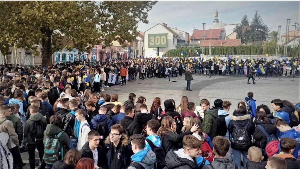 Učenici na Trgu slobode u Tuzli obilježili Dan državnosti BiH