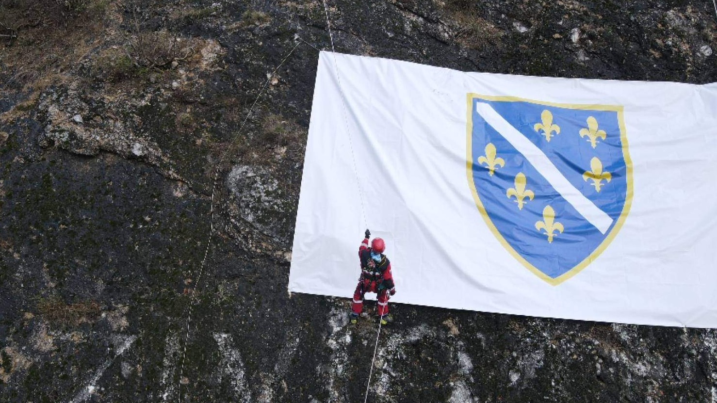 Dan državnosti u Visokom: Postavljena zastava Republike Bosne i Hercegovine na stijenu iznad rijeke Fojnice