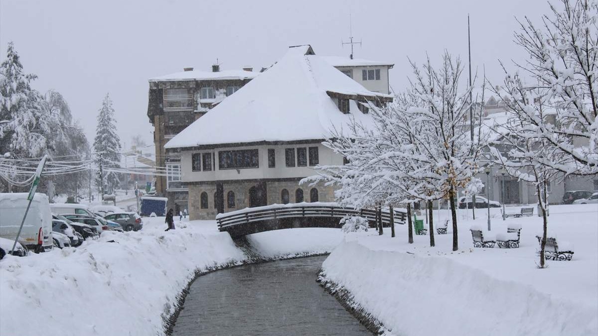 Sandžak: Vanredna situacija u Sjenici, domaćinstva bez struje, putevi neprohodni