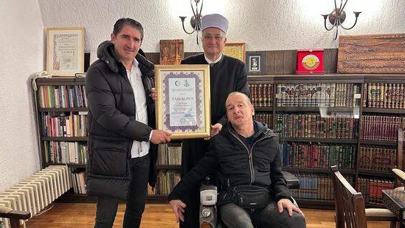 Muftija Hasanović restoranu Sofra uručio posebnu zahvalnicu zbog brige o redovnom džematliji Zagrebačke džamije