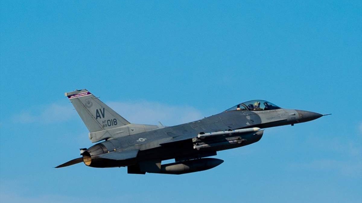OSBiH i američka avijacija izveli vojnu vježbu: Dva borbena aviona F-16 preletjela BiH