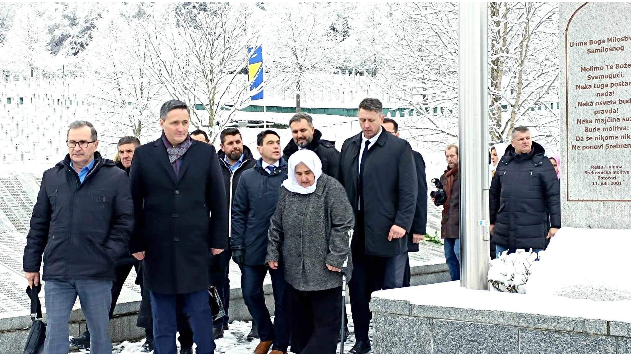 Bećirović i majke Srebrenice u Potočarima: Slobodno i dostojanstveno koračati na svakom pedlju Bosne i Hercegovine