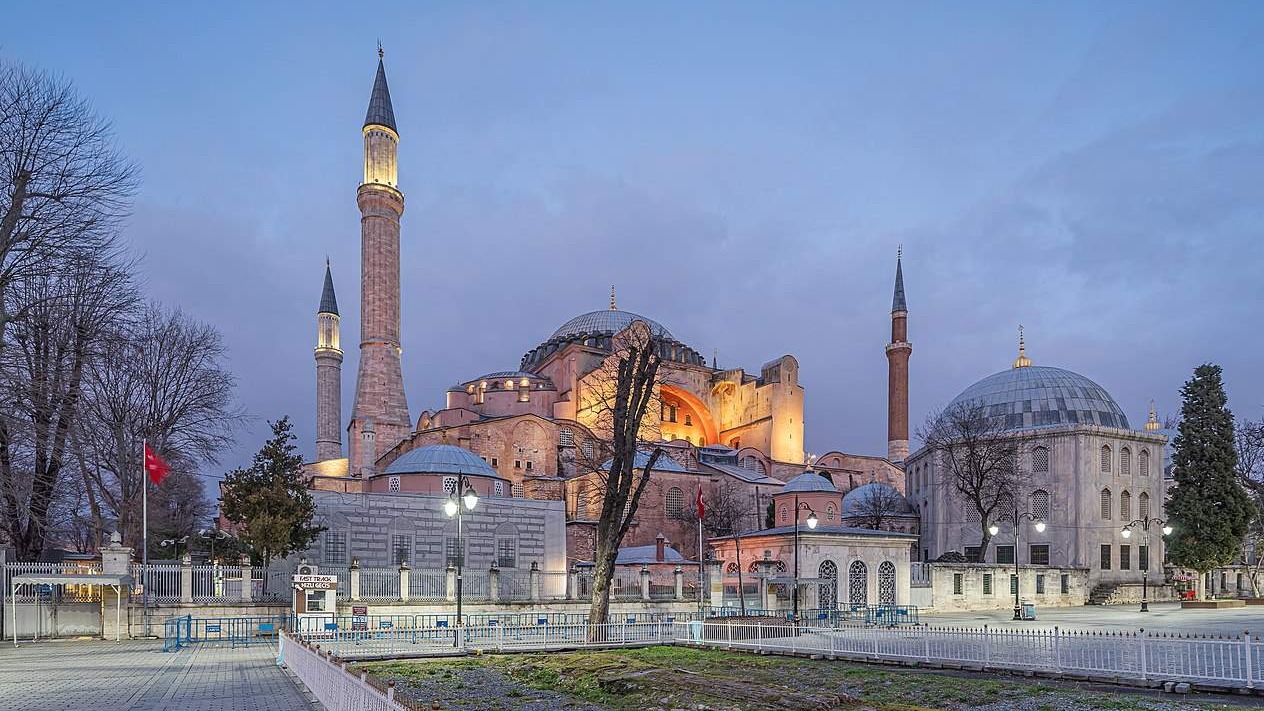 Razdvajaju se ulazi za posjetitelje i vjernike u historijsku znamenitost i džamiju Aja Sofija u Istanbulu