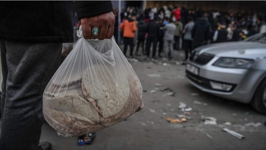 Borba za preživljavanje: Palestinci na sjeveru Pojasa Gaze satima čekaju na obrok